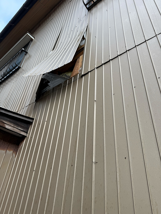 【金沢市】風で捲れたトタン外壁の応急処置！と、サビて脆くなった庇（ひさし）・穴があいたバルコニー屋根の確認