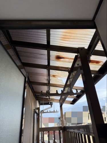 ポリカ屋根に穴があいています