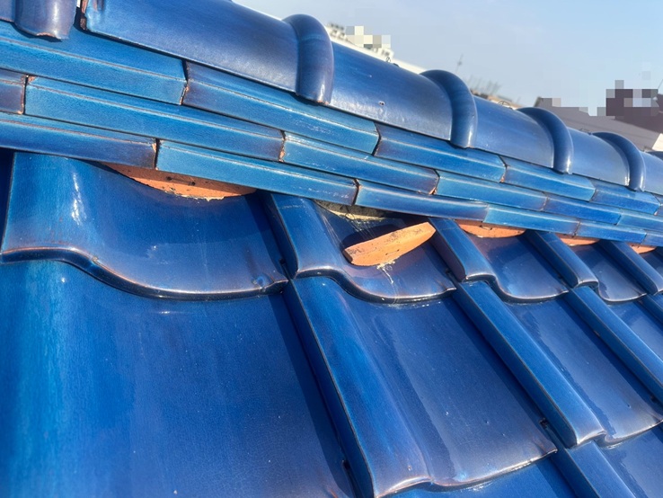 面戸瓦が外れています