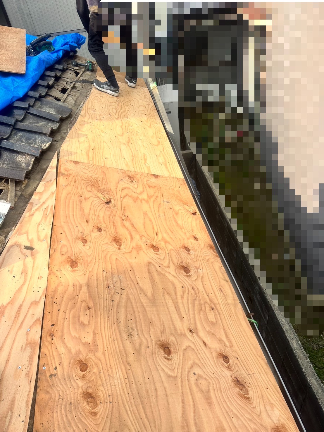 【金沢市】雨漏りしている下屋根の工事がスタート！トタン部分をSGLガルバリウム鋼板へ