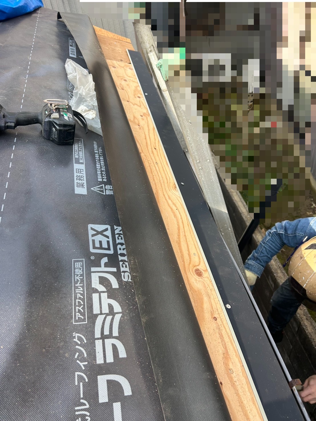 防水シートを貼ります