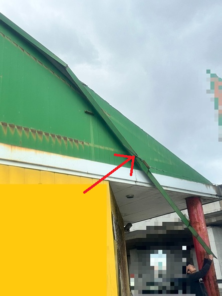 【金沢市】「お店の屋根の板金がめくれてぶらぶらしている」現場調査にお伺いしました！