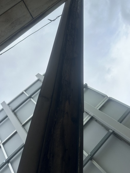 強風でケラバ板金がはずれてぶらさがっています