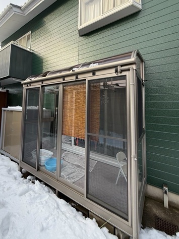 【津幡町】サンルーム屋根パネルの割れ　現場調査とブルーシートで養生を行いました