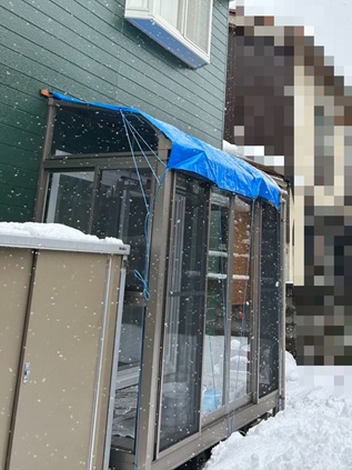 サンルーム屋根にブルーシートで養生