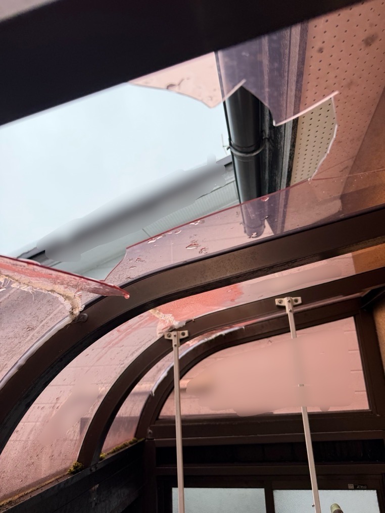 サンルームパネルに穴あき