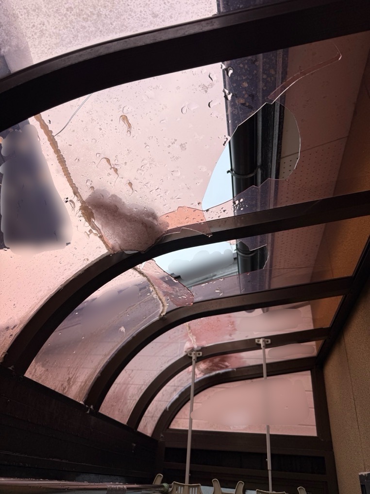 大雪で穴が空いたサンルーム屋根