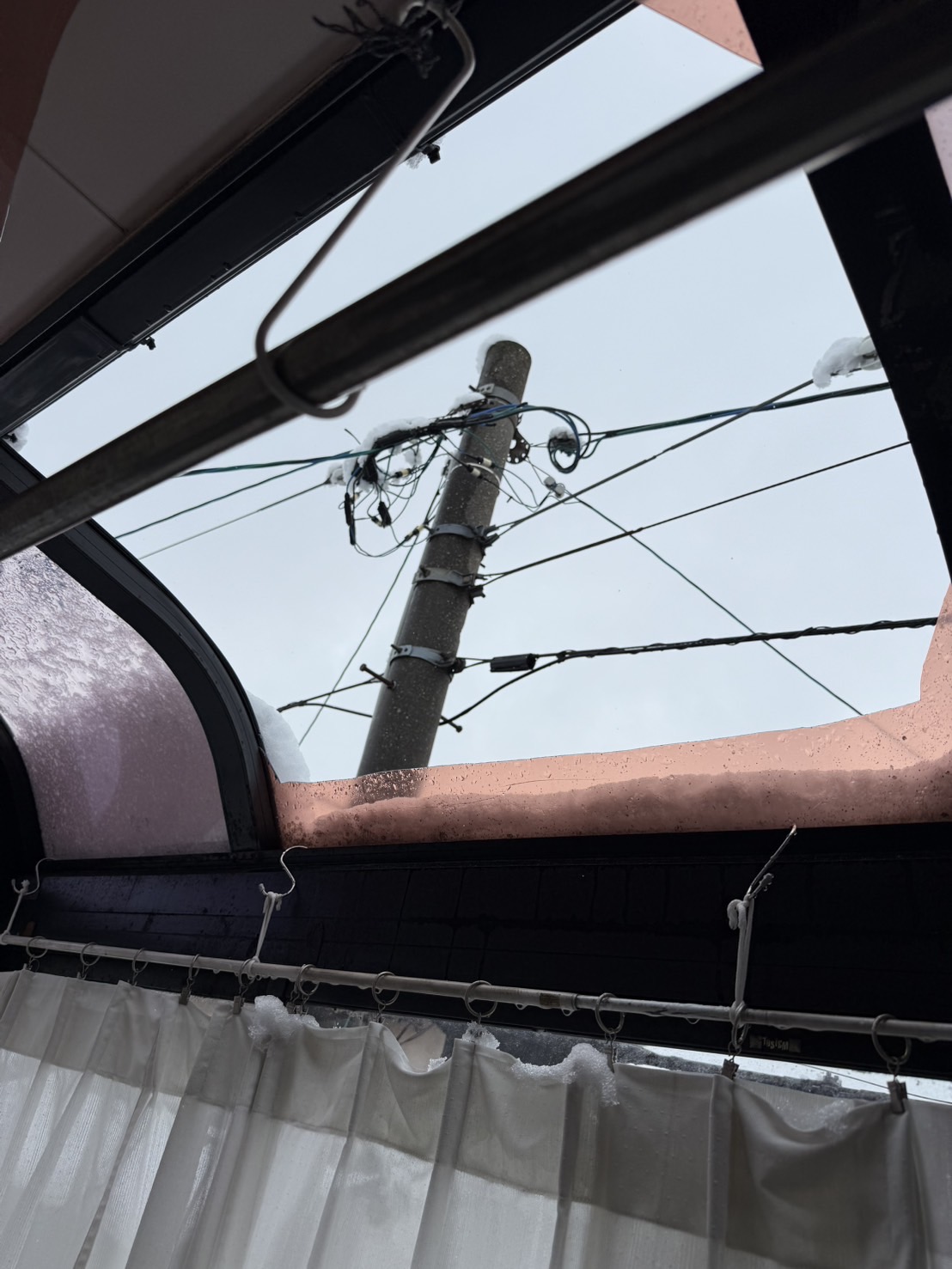 【金沢市】2階サンルームの屋根の割れたパネル交換と再発防止の雪止めネットを設置！