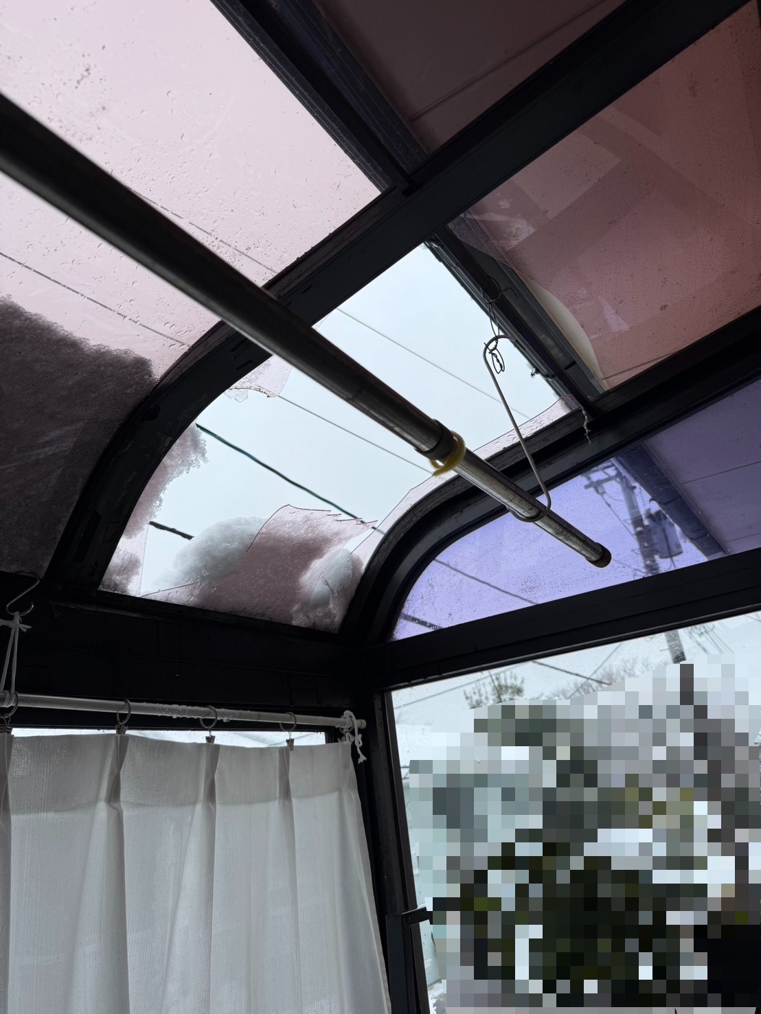 2階サンルーム屋根に大きな穴