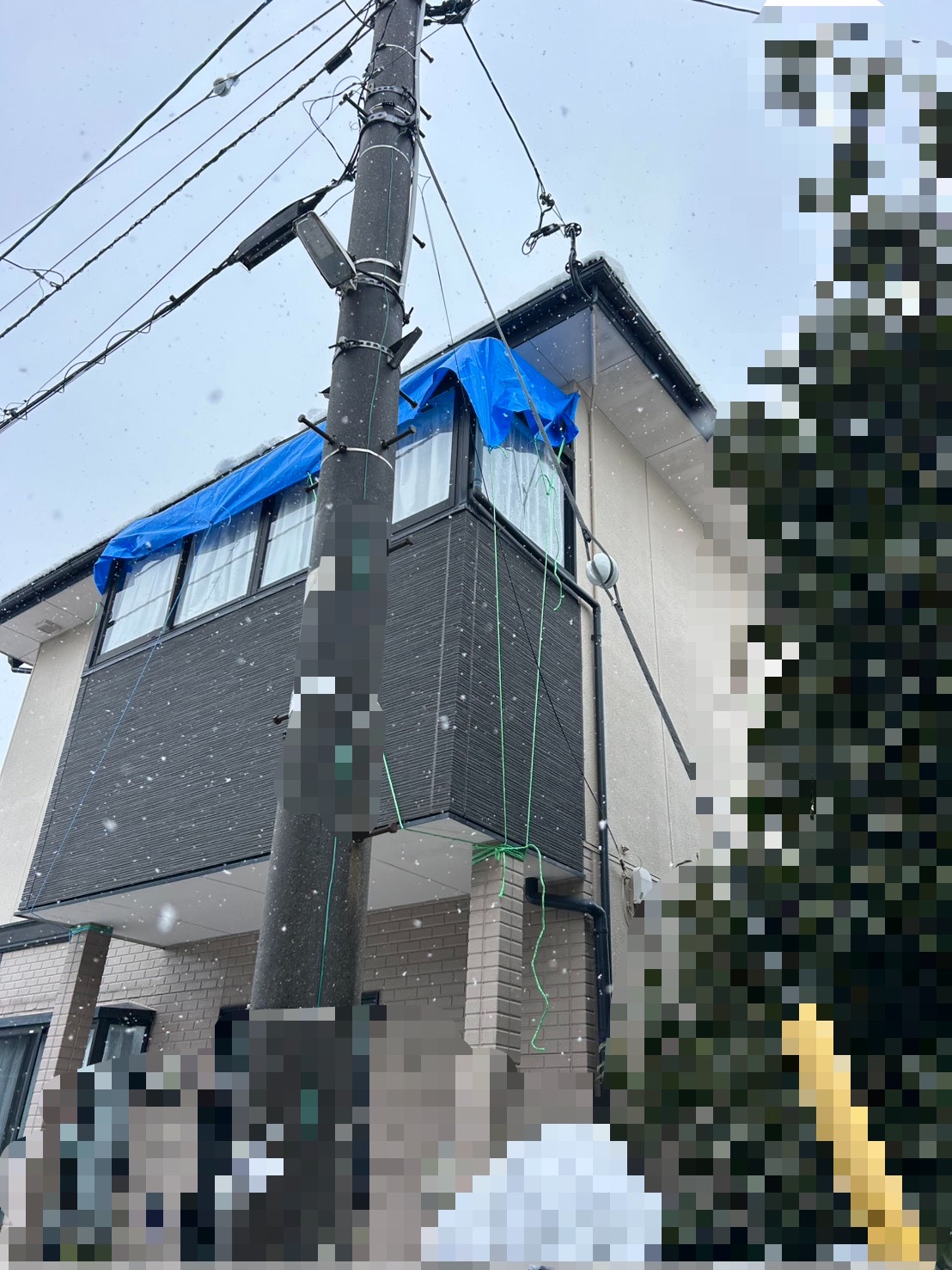 屋根の上からブルーシートで養生を行いました。