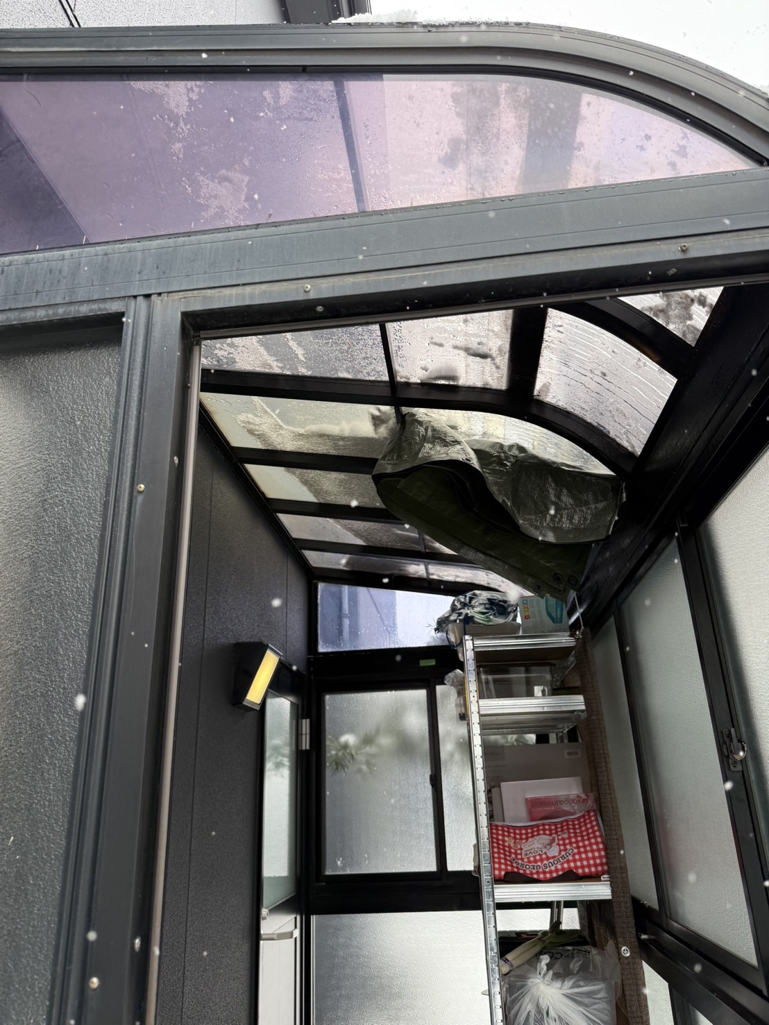 【金沢市】大雪でサンルームのポリカ屋根が破損！養生とパネル全面交換工事のご提案