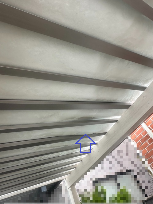 確認すると、 ポリカ板が本来の位置から外れ、雪の重みでたわんでいるのが分かりました。