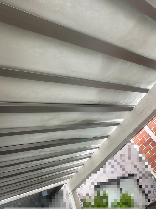 【金沢市】カーポートの屋根のポリカが外れてすき間から水が落ちる・・・ポリカの補修工事を実施