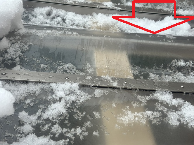 カーポート屋根のポリカが外れている