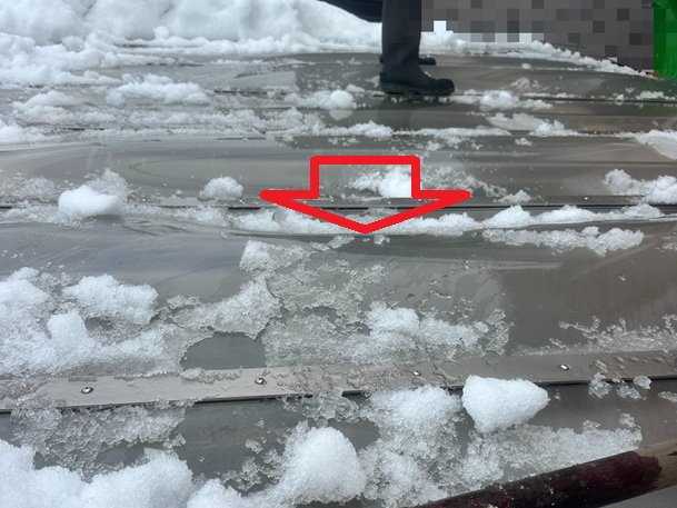 屋根のポリカが外れている