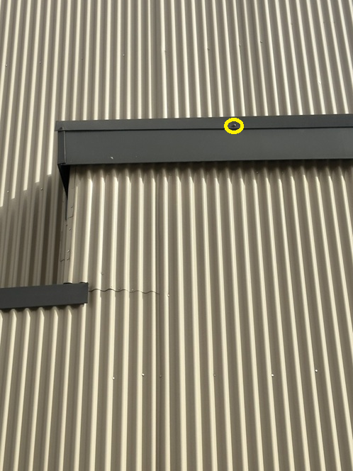 ご要望に沿って、 浮いてきていた他の2か所の板金も、 ビスでしっかり固定しました。