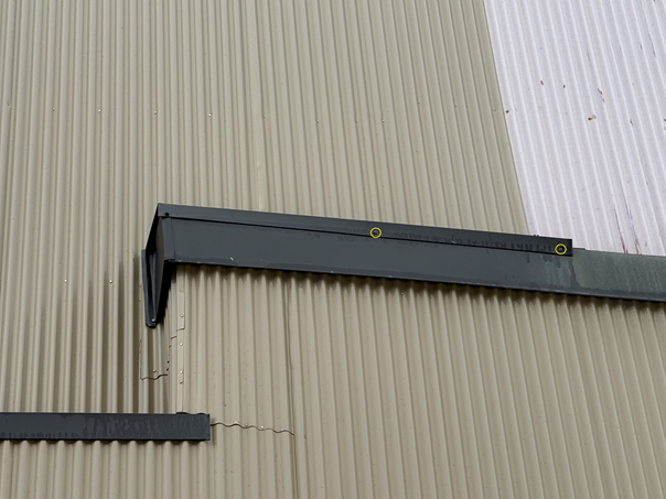 浮いていた板金ビスで固定