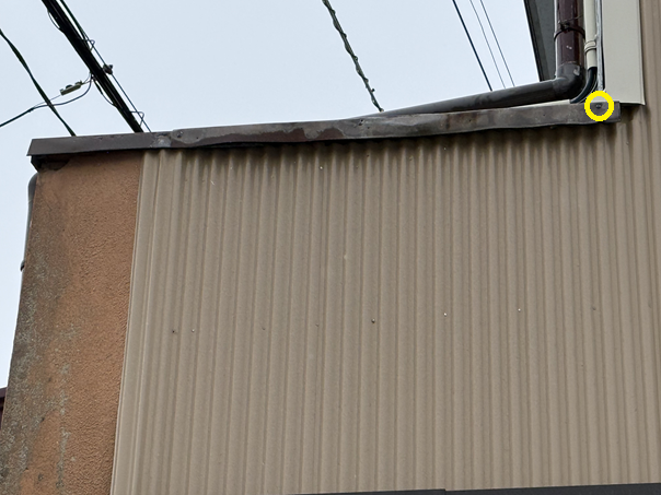 ご要望に沿って、 浮いてきていた他の2か所の板金も、 ビスでしっかり固定しました。