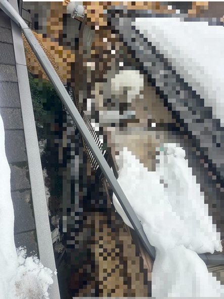 本来は2階屋根に沿って固定されているはずの這樋が外れ、 お隣様のベランダ屋根の上に乗っている状態でした。