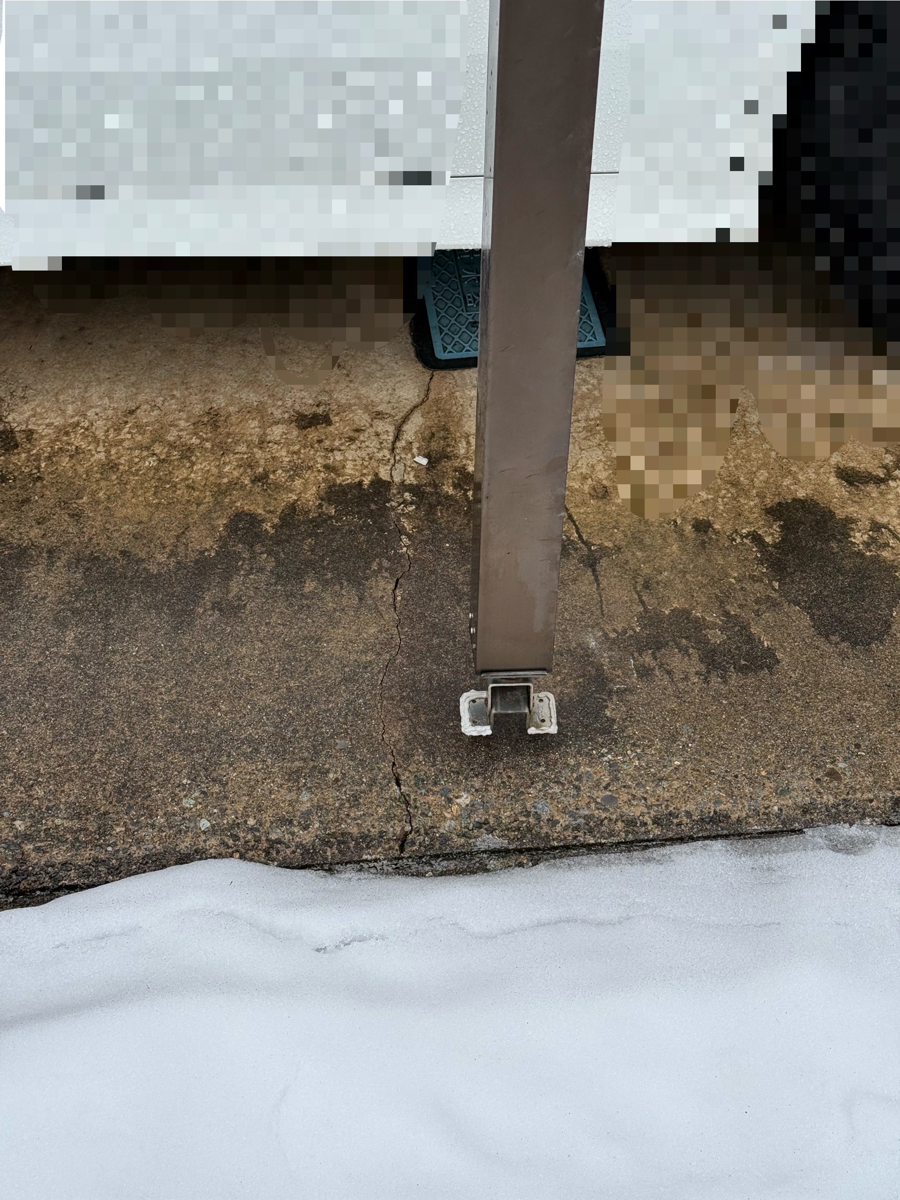 カーポートの柱が浮いています