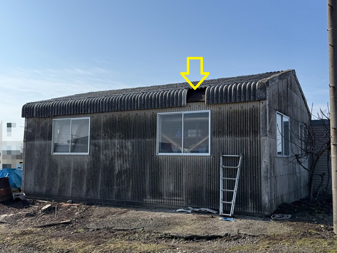 スレート波板が風で飛ばされています