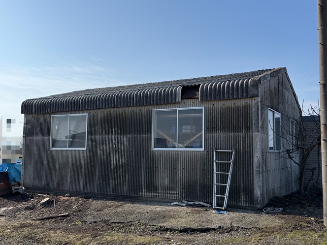 物置のスレート波板屋根が強風で飛ばされています