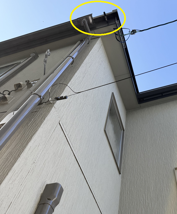 雨樋が割れて落ちています