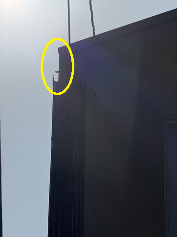 雨樋が割れて落ちています