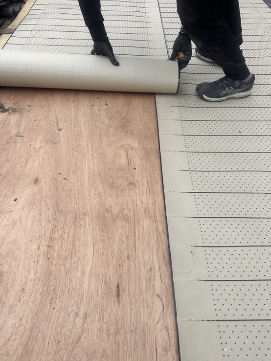 傷んでいた木下地の上に、新しい木下地を重ねて設置し