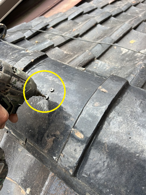 最後に冠瓦をビスで固定