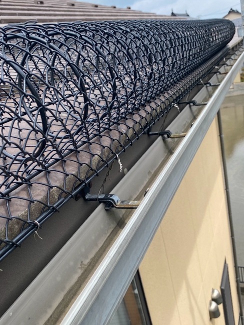 雨どいの吊り金具に固定