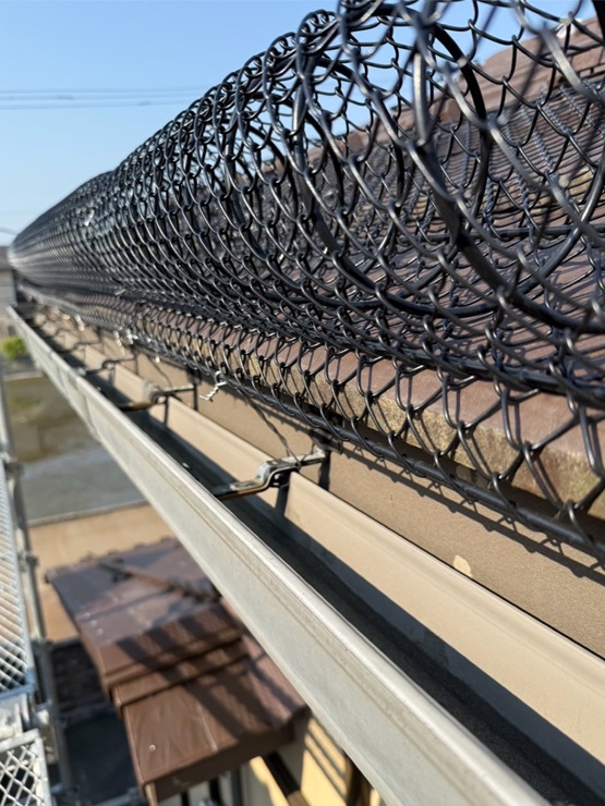 サンルームの上にあたる部分のみ、雪止めネットゆきもちくんを設置しました✨