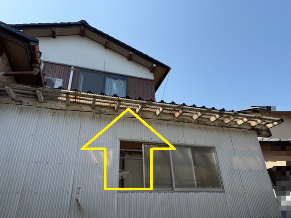 【金沢市】物干し場の屋根に穴があいていました!樹脂製の波板屋根の張り替え工事をご提案【現場調査】