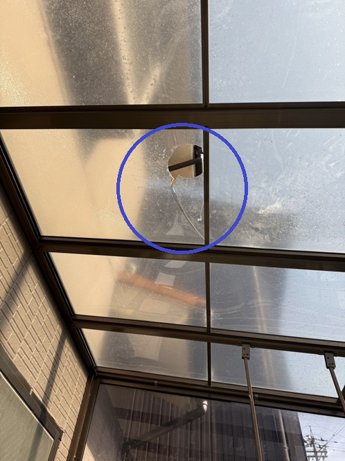 真ん中のパネルが割れました