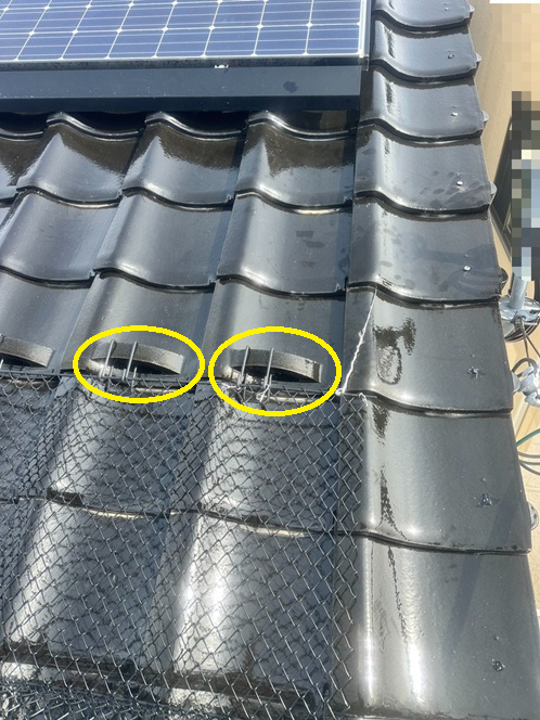 雪止め瓦に、ゆきもちくんを固定させる金具を取り付け、ゆきもちくんを固定していきます。