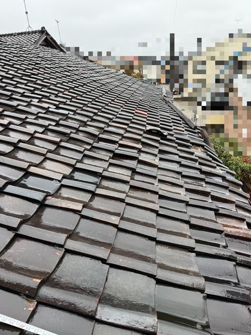 瓦屋根がガタつき、先端が歪み