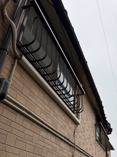 瓦屋根の軒先が崩れてきました