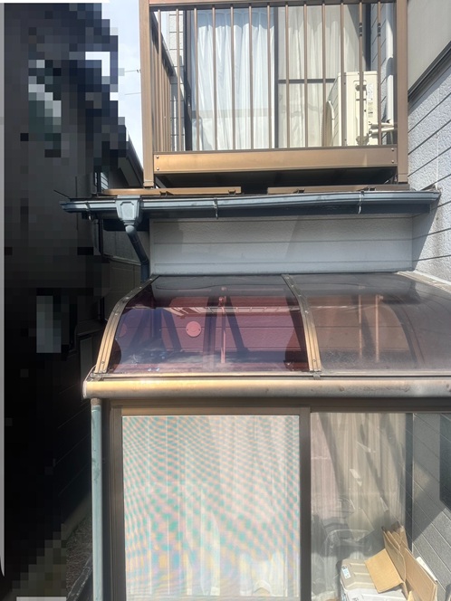 外壁とサンルームの隙間にコーキング