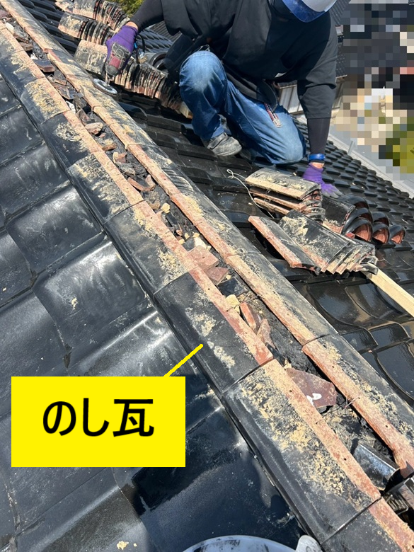 南蛮漆喰を詰め、のし瓦を重ねて設置します