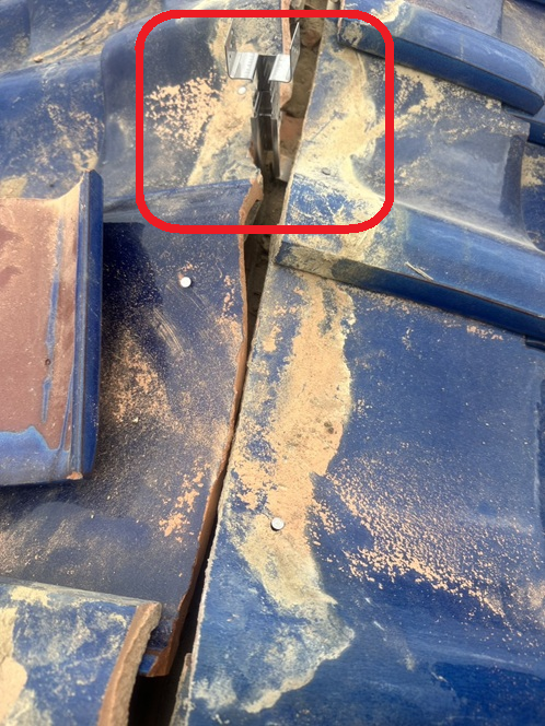 棟瓦の強度を高めるため、強化棟金具を設置します。