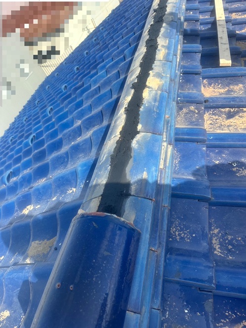 この上に更に南蛮漆喰を重ね、のし瓦を段々と重ねていきます。