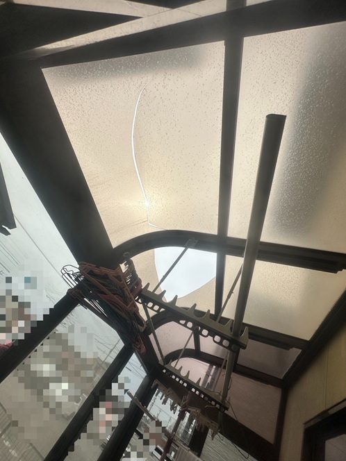 サンルーム屋根に亀裂と穴