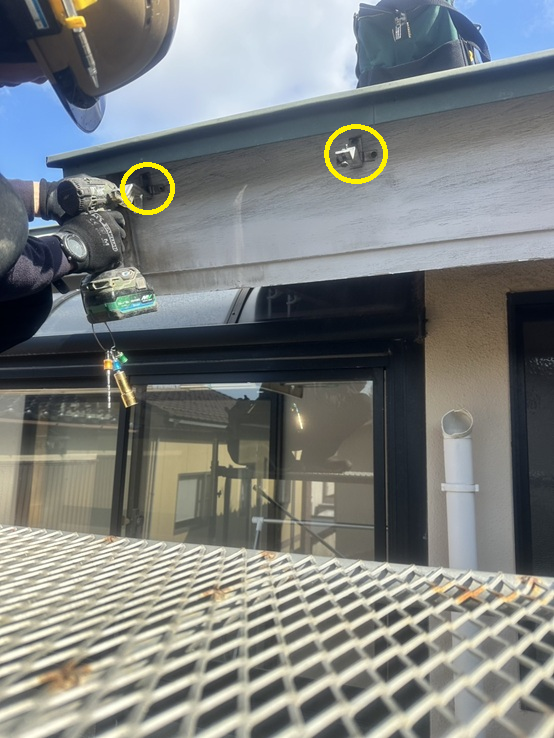 【金沢市】雪の重みで雨どいが落下！雨樋の部分交換工事を行いました