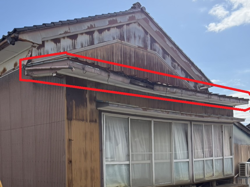 下屋根のトタンが傷んでいます