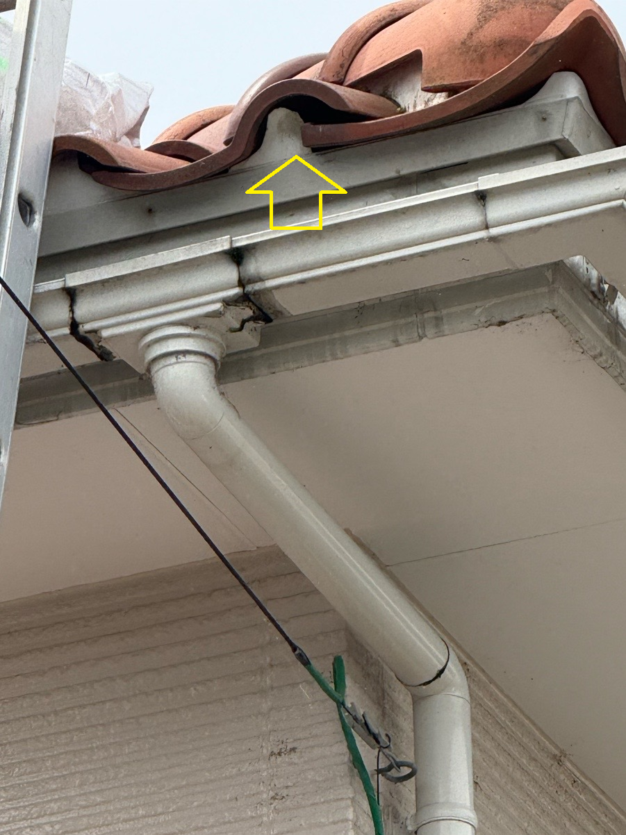 瓦の下にあった鳥の巣も撤去し、捲れていた面戸を元に戻しました。  鳥の巣の撤去　完了です✨
