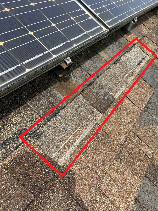 アスファルトシングルが剥がれている箇所があります。