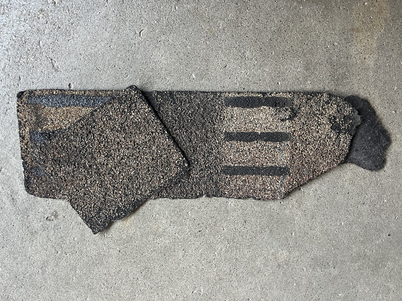 お客様によると、強風のあとに剥がれたアスファルトシングル（屋根材）を見つけたそうです。