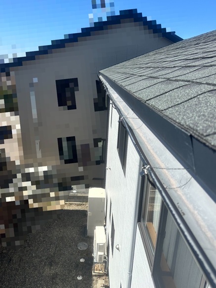 雨どいをステンレス線で固定