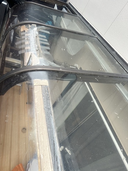 ポリカを外します