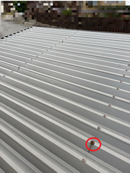 折板屋根のボルトにサビ